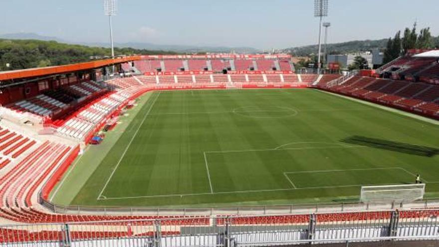 Una perspectiva des del gol sud superior de l&#039;estadi de Montilivi, amb la tribuna a l&#039;esquerra.