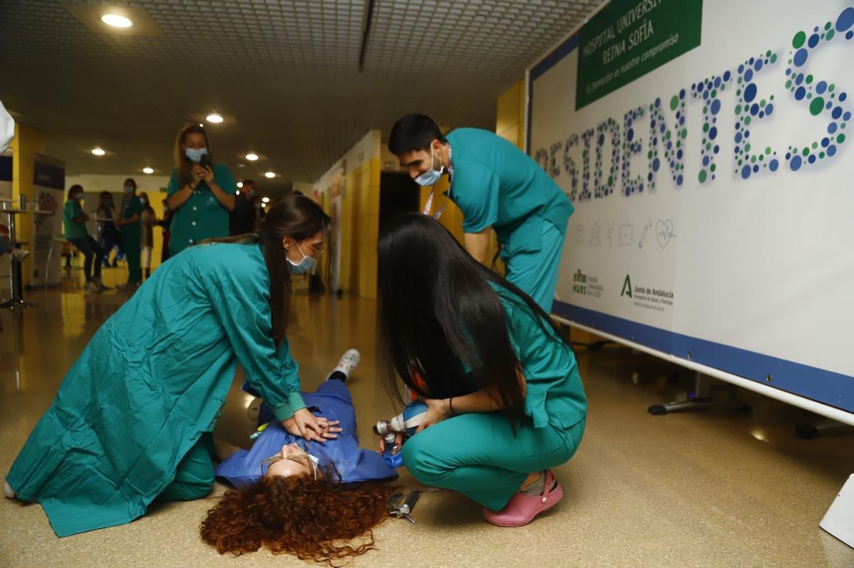 Algunos de los participantes en las jornadas de futuros residentes del hospital Reina Sofía.