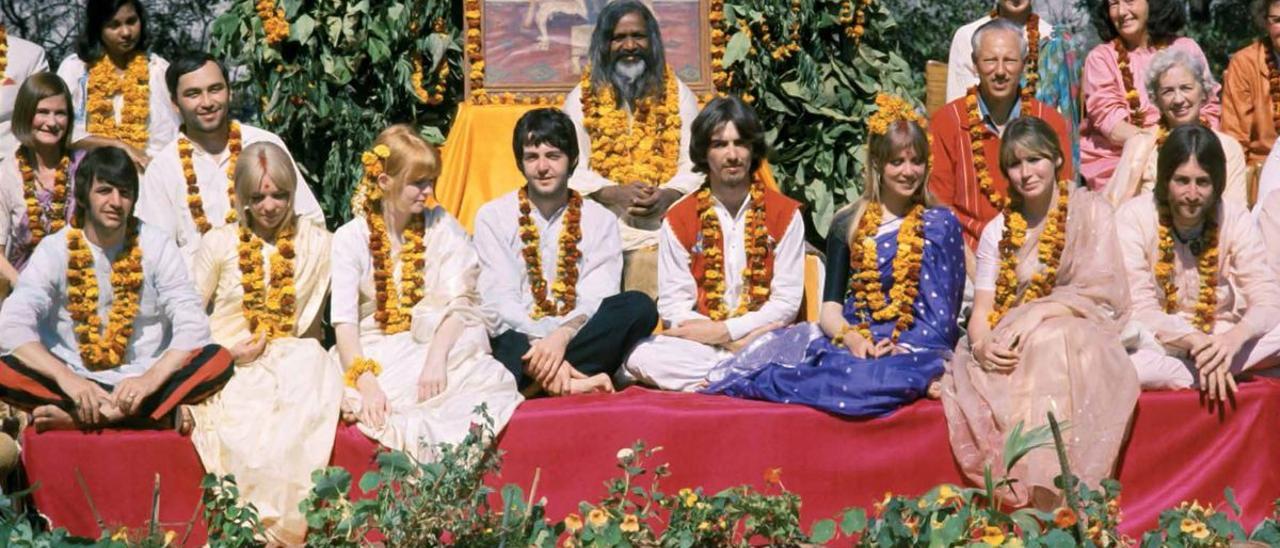 Los Beatles y sus parejas, con el Maharishi y otros discípulos en Rishikesh.