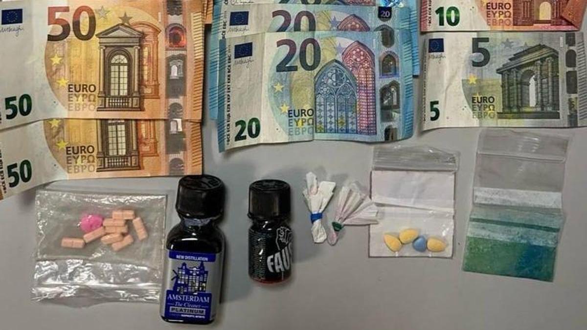 Droga y dinero incautado a los dos detenidos.