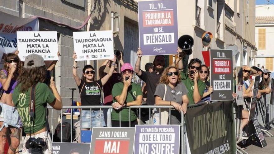 Protesta de entidades antitaurinas frente al coso de Muro