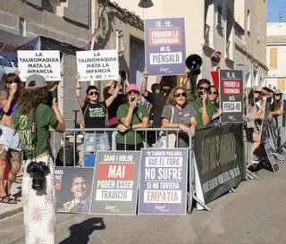 Protesta de entidades antitaurinas frente al coso de Muro