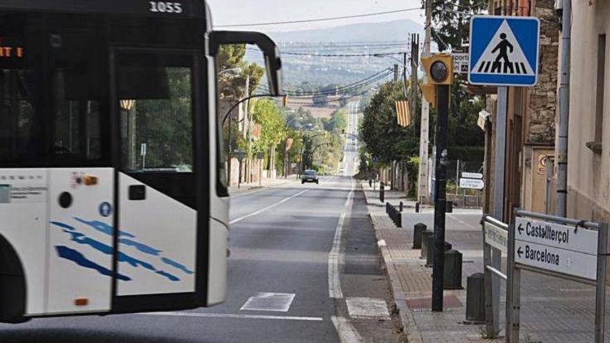 Un autobús de la línia general sortint de Moià