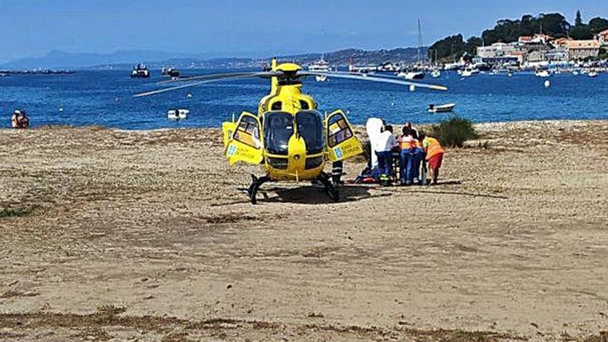 El helicóptero evacuó y trasladó a la mujer al hospital de Vigo.