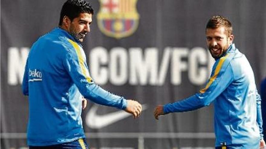 El davanter Luis Suárez i el defensa Jordi Alba, en l&#039;entrenament que el Barça va celebrar ahir.