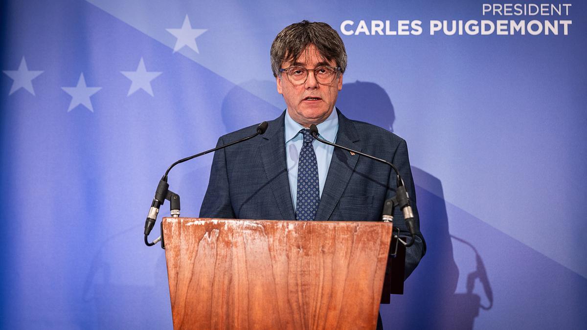 Archivo - El expresidente de la Generalitat y eurodiputado de Junts, Carles Puigdemont, ofrece una rueda de prensa