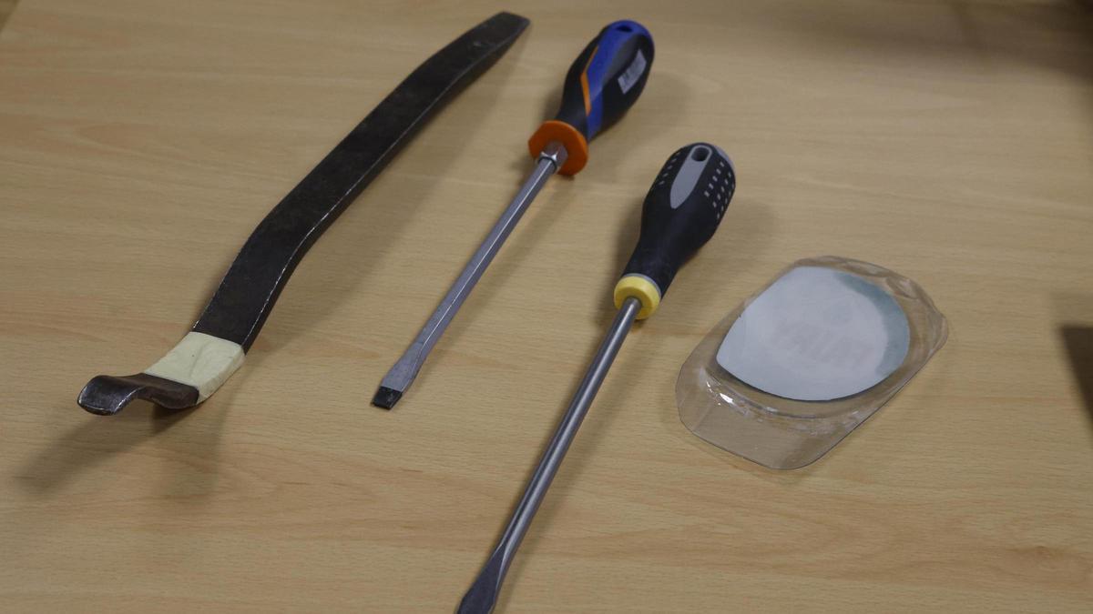 Diversas herramientas y efectos de las que suelen utilizar las bandas para robar en viviendas.