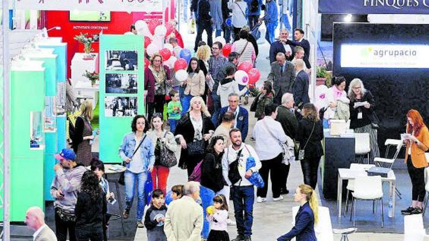 Públic visitant la 
Fira de Mostres.  marc martí