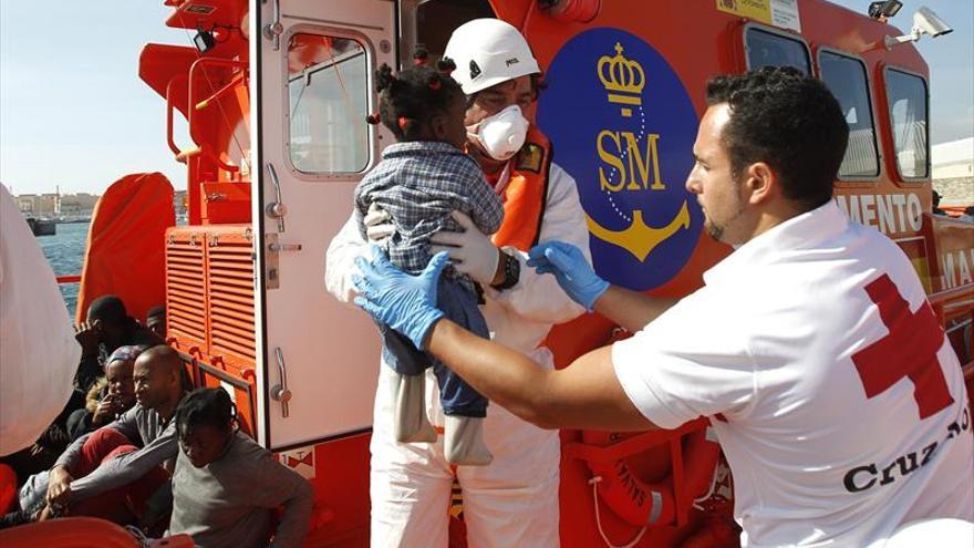 Rescatadas 41 personas, entre ellas un bebé, de una patera en Cádiz