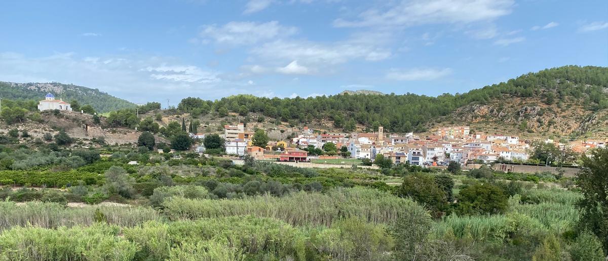 La ermita del Calvario y el río Mijares junto a Fanzara