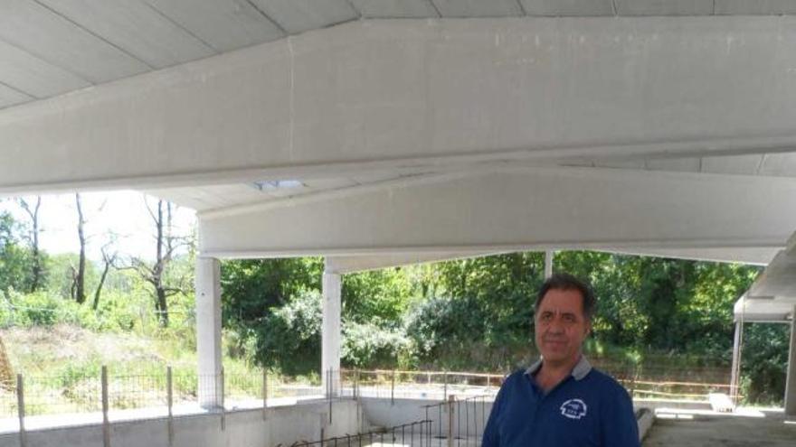 Alejandro Canteli, ayer, junto a la estructura de la piscina de San Julián.