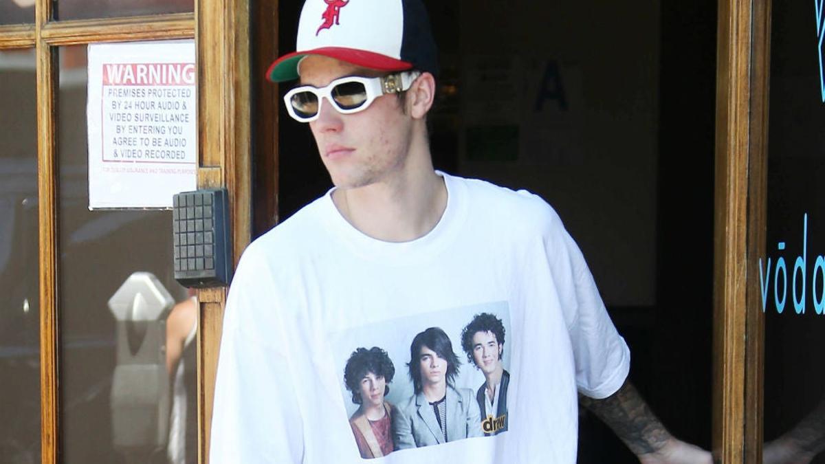 Justin Bieber sale de un spa en Los Angeles con una camiseta blanca con una imagen vintage estampada de los Jonas Brothers