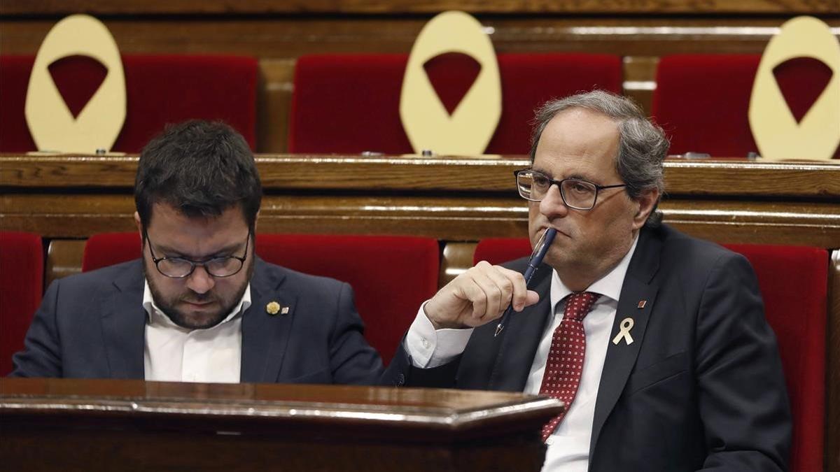 El 'president', Quim Torra, y el vicepresidente del Govern, Pere Aragonès, durante la segunda jornada del debate de política general en el Parlament.