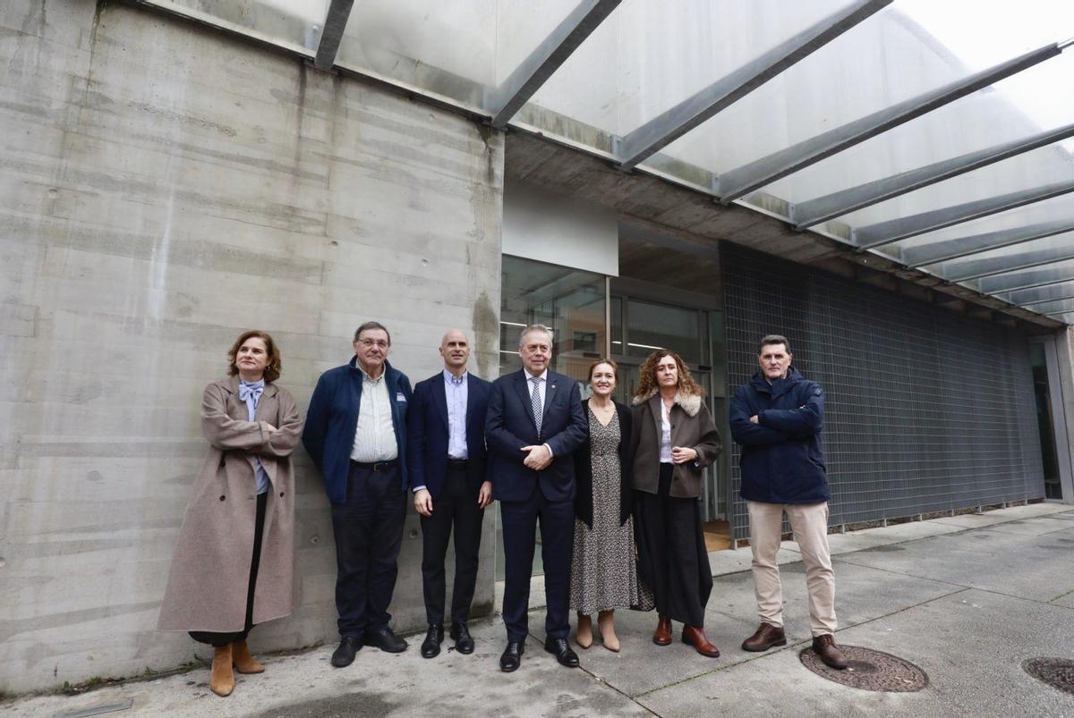 El conselleiro de Sanidade, centro, en su visita al centro de salud de A Parda de Pontevedra.