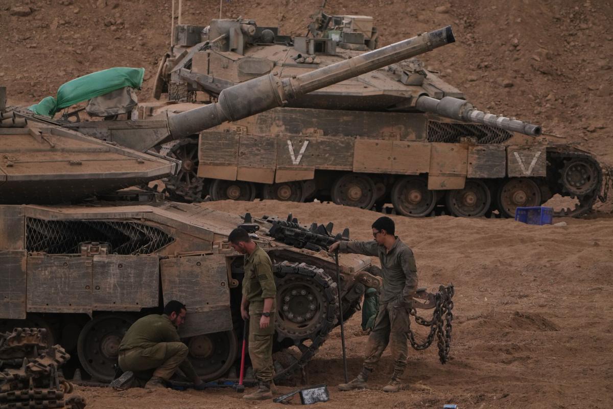 Soldados israelíes trabajan en un tanque cerca de la frontera entre Israel y Gaza.