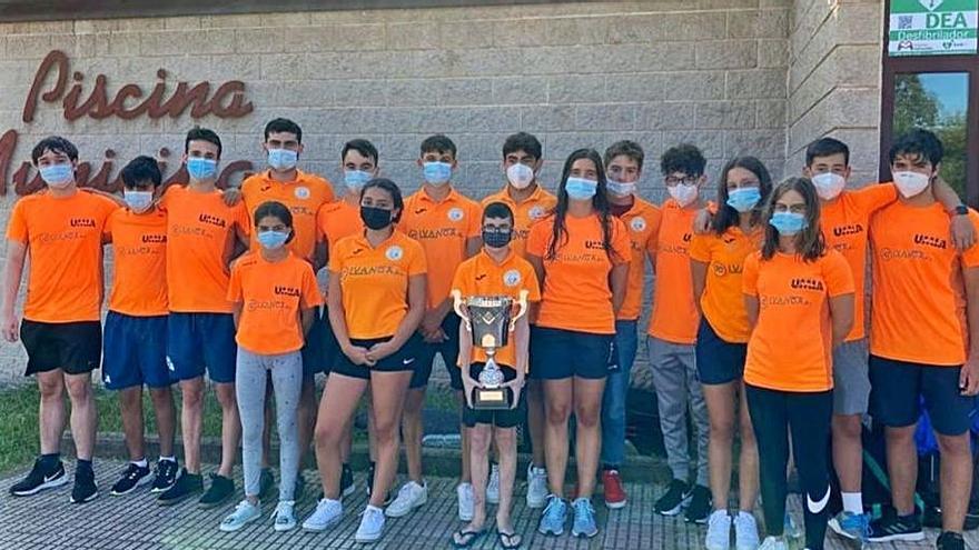 La formación del Umia posa con su trofeo.