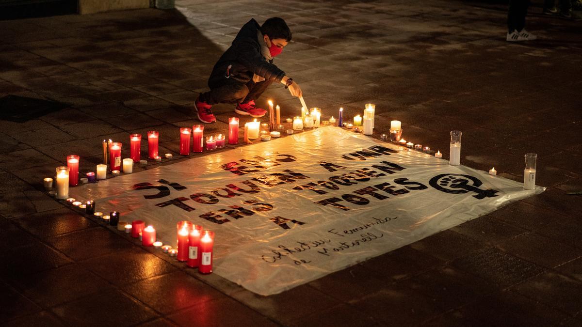 Velas depositadas en un acto de repulsa frente al Ayuntamiento de Martorell en protesta por el asesinato de Mercedes, la primera víctima de violencia machista este año en Cataluña en 2022.