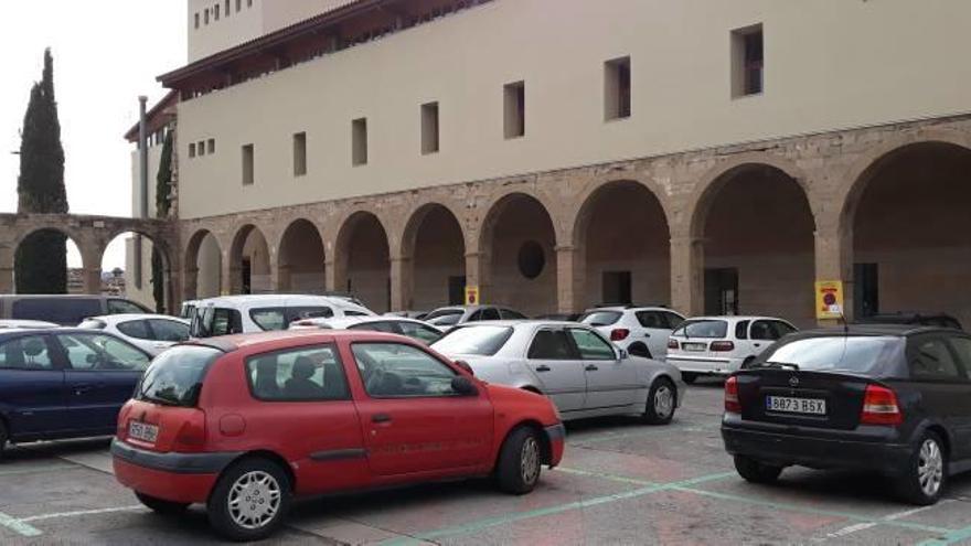 La plaça és plena de senyals que alerten que avui ja no s&#039;hi pot aparcar