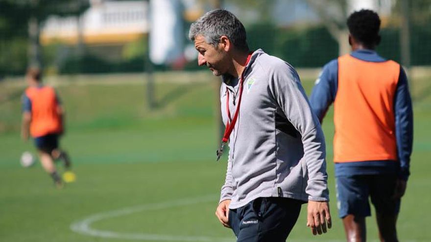 Cubillo, técnico del Marbella, preparado para la jornada.