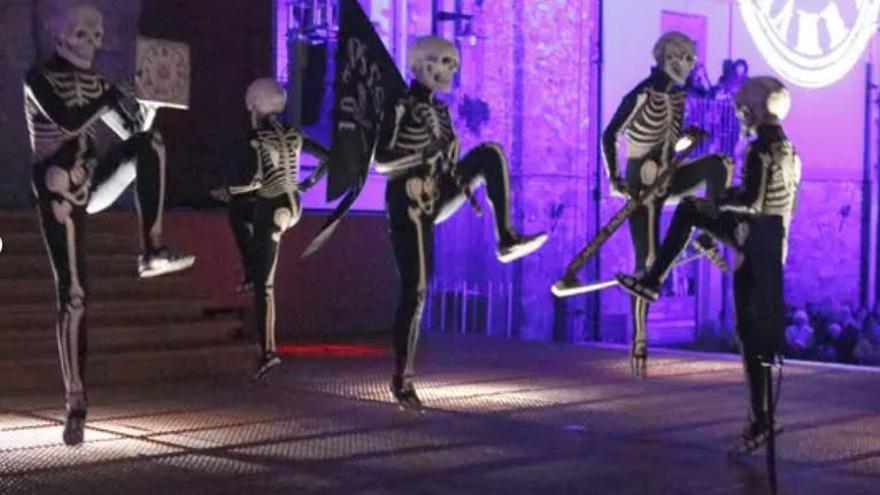 Pla mitjà dels esquelets enmig d&#039;un pas de la Dansa de la Mort a Verges el 18 d&#039;abril de 2019