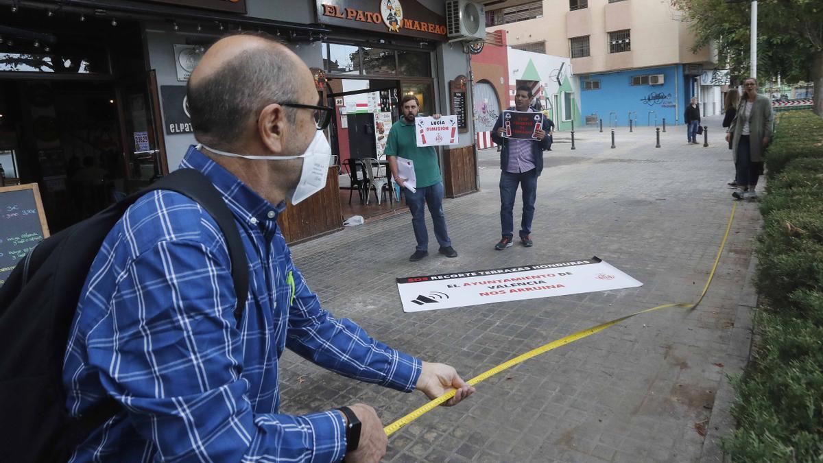 Los técnicos del ayuntamiento macaron las nuevas terrazas en Honduras y adyacentes.