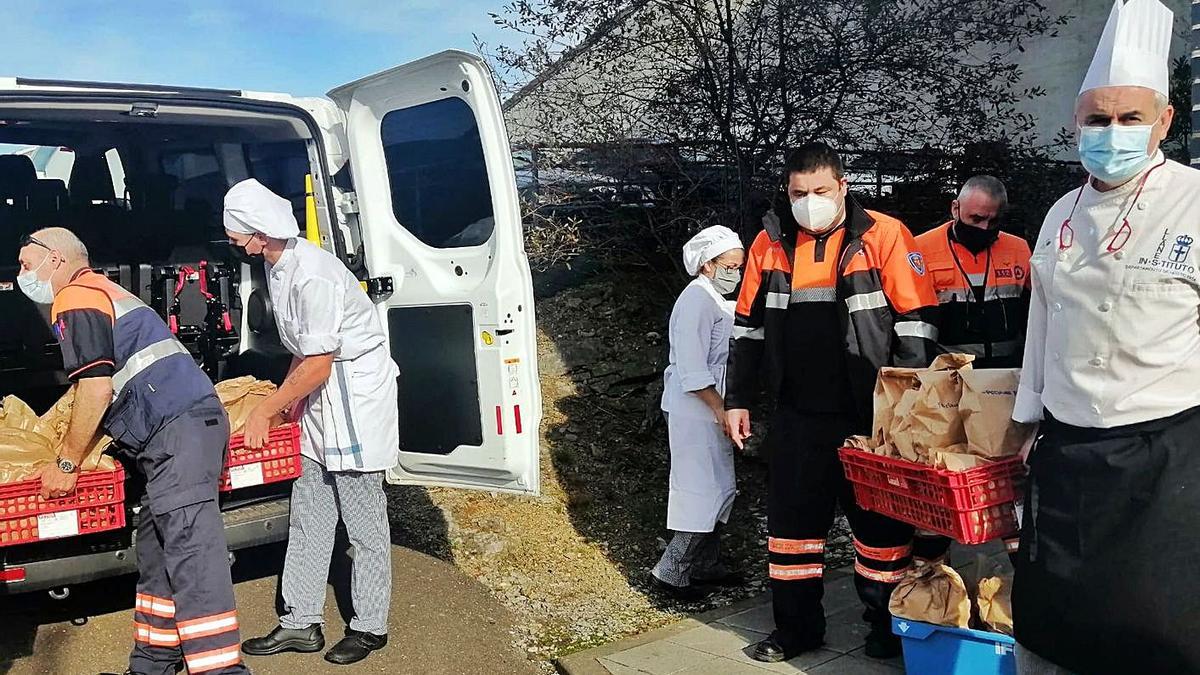 La escuela de hostelería llanisca ya repartió 460 menús solidarios | R. E. S. R.