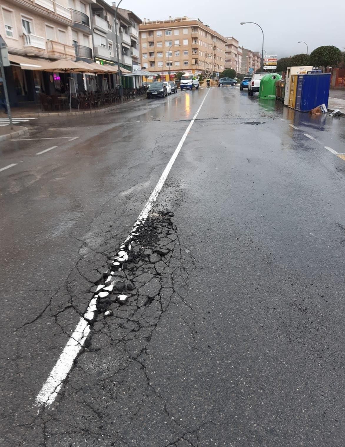 Estado del asfalto en la avenida Reina Sofía de Petrer al romperse un colector pluvial.