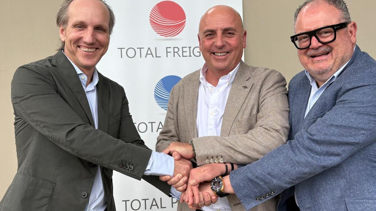 Javier Romeu, Francisco Marquínez y Francisco García, tras la firma del acuerdo.