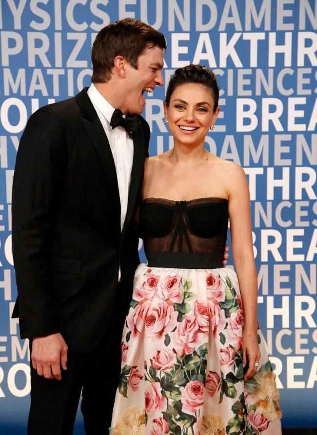Ashton Kutcher y Mila Kunis en una alfombra roja en 2017