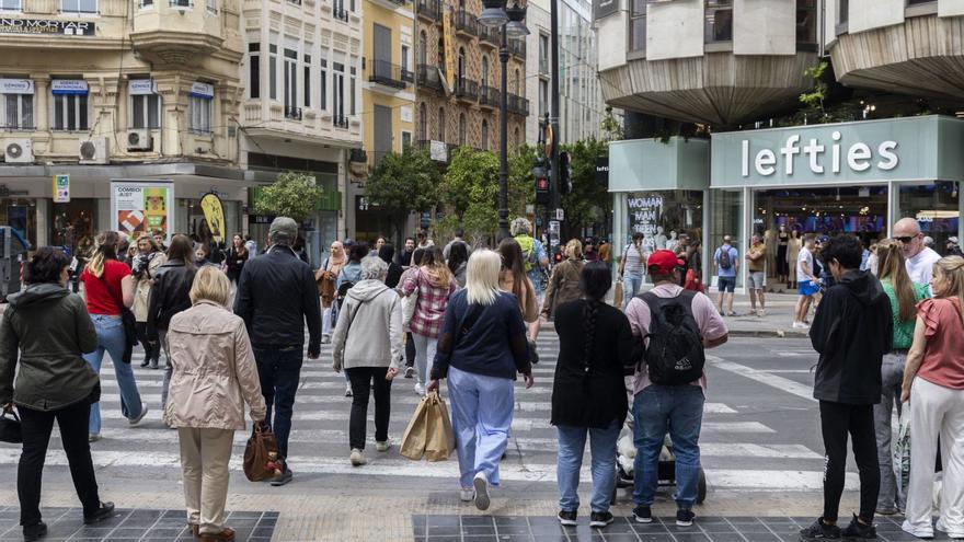 Cruce de peatones ante la tienda Lefties del grupo Inditex en el número 1 de  la calle Colón de València. | GERMÁN CABALLERO