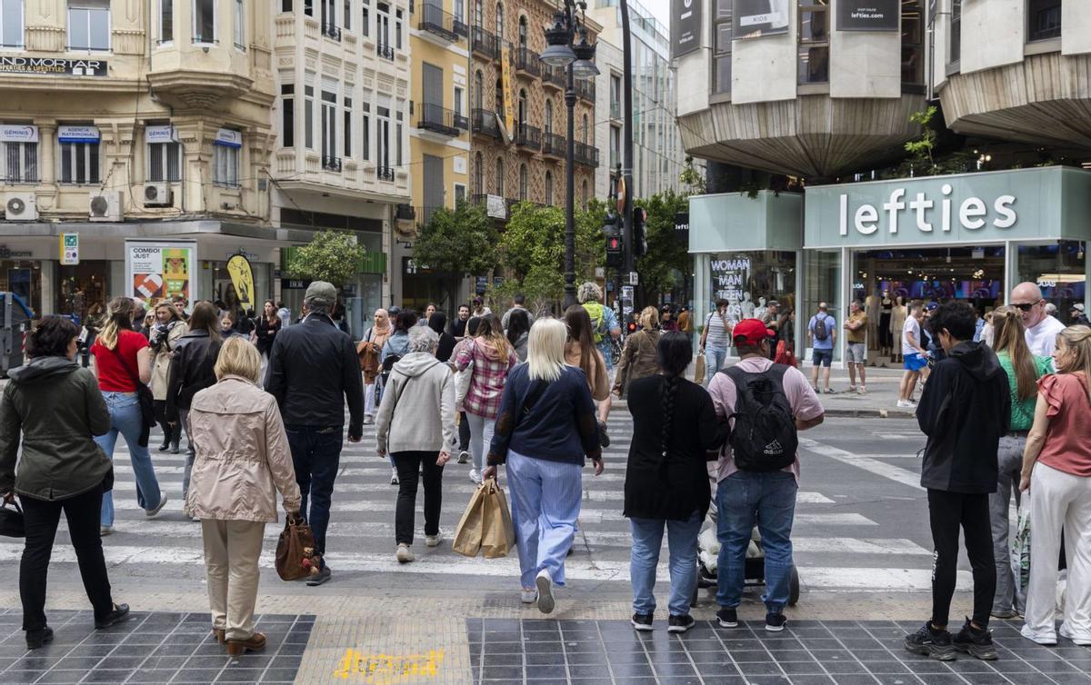 Cruce de peatones ante la tienda Lefties del grupo Inditex en el número 1 de  la calle Colón de València. | GERMÁN CABALLERO