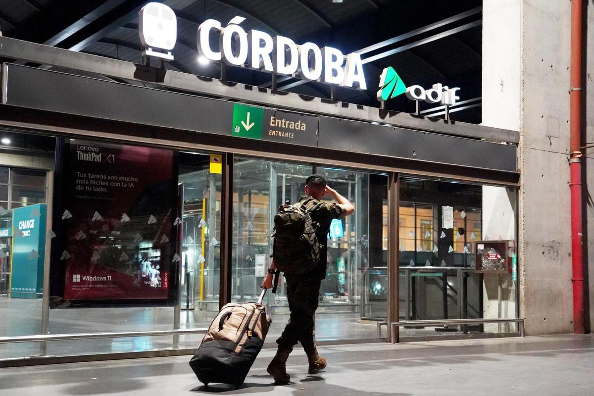 Un soldado de la Brigada Guzmán el Bueno X se despide tras marchar desde Córdoba a Letonia, esta pasada madrugada.