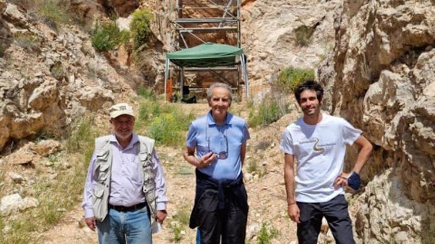 Jordi Agustí (izquierda) y Pedro Piñero (derecha), actuales directores de Quibas, junto a Miguel Ángel Mancheño (centro), primer director del yacimiento (mayo 2021). Concepción Hernández.