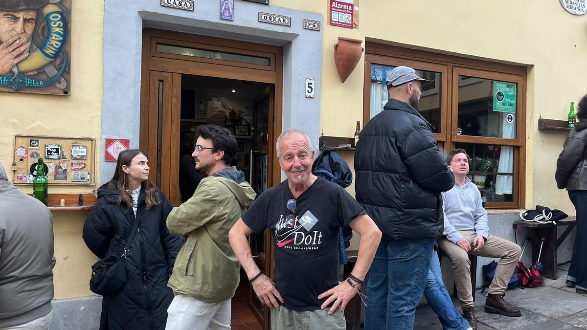 Óscar González, frente a la puerta de su negocio "Casa Oscarín".
