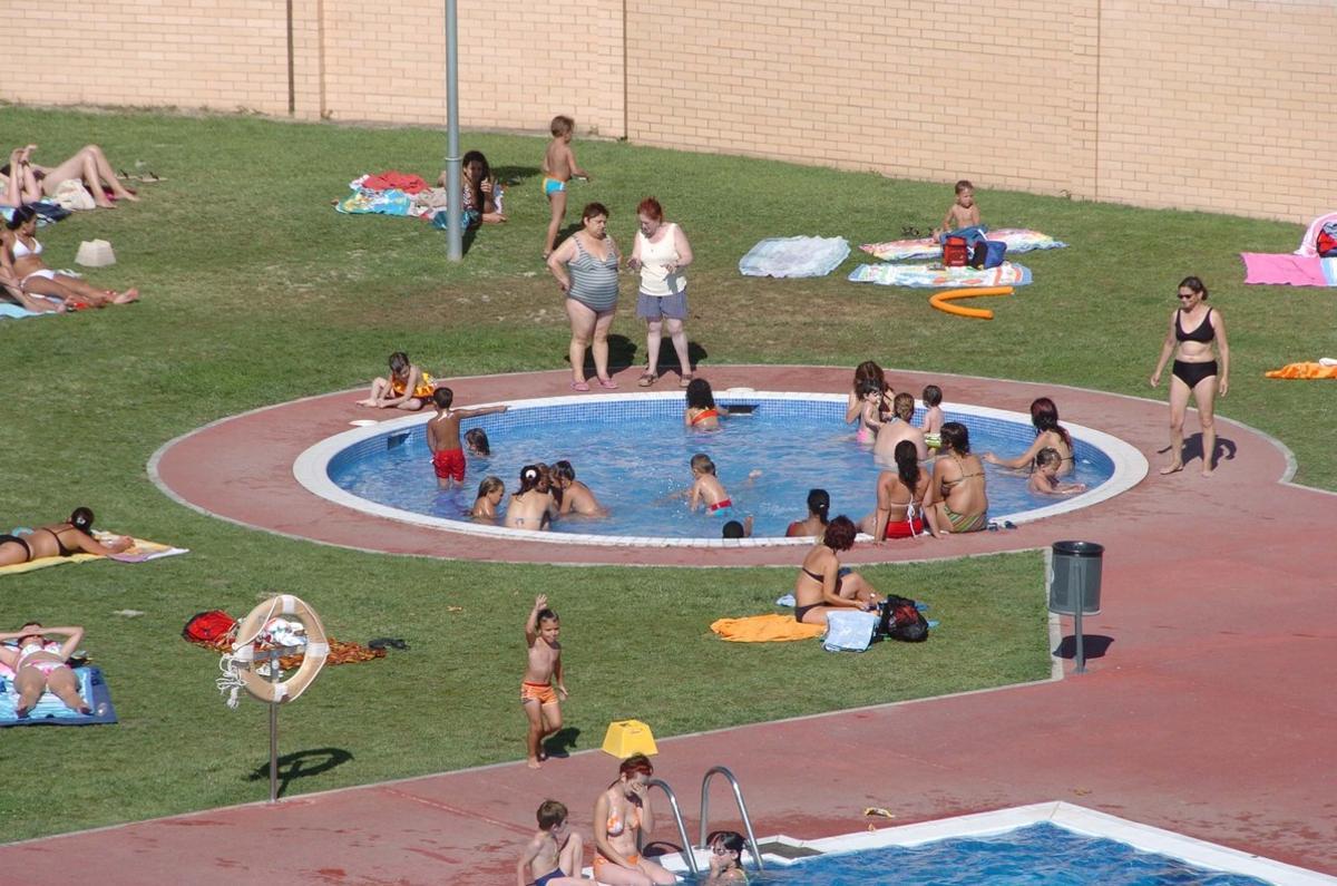 Piscina llena de gente