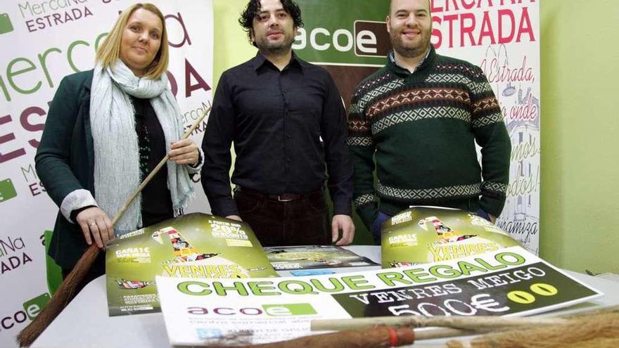 Patricia Iglesias, Alfredo González y Jorge Fuentes, ayer, en la sede de la ACOE. // Bernabé/Luismy