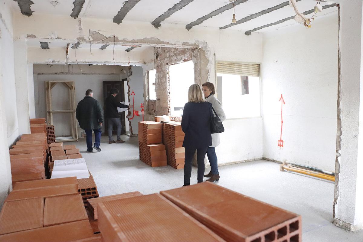 La alcaldesa y la concejala de Puçol visitan las obras de reforma en las viviendas sociales.