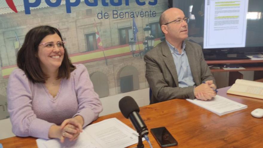 La portavoz del PP en Benavente, Beatriz Asensio y el concejal José Manuel Salvador. | E. P.