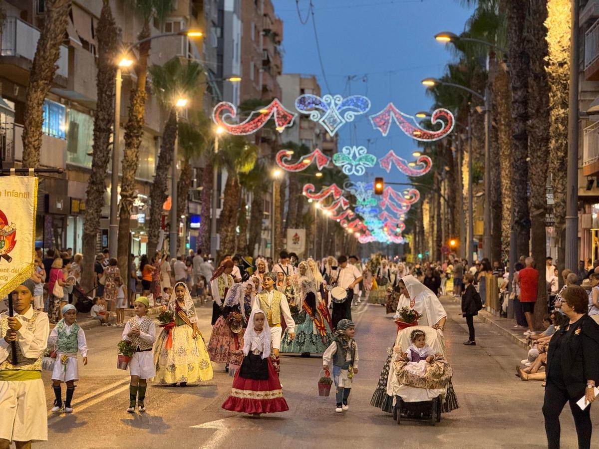 La ofrenda de flores a la Virgen del Carmen Coronada reúne a comisiones y barracas.