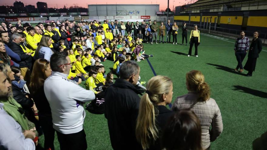 El gerente del Rápido, Antonio
 Saborido, atiende a familiares,
 entrenadores y canteranos 
concentrados en el Baltasar Pujales. 
 // Alba Villar