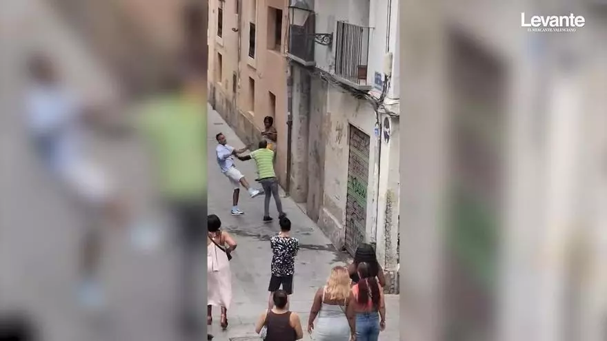 Peleas y drogas, el día a día de los vecinos de Velluters