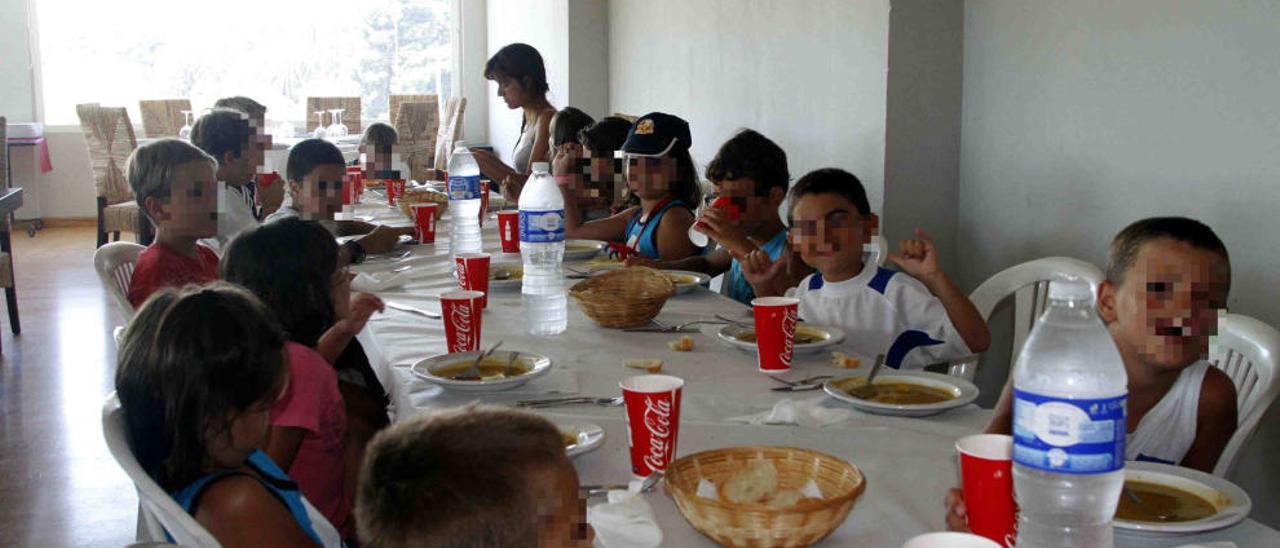 Niños comen en una escuela de verano en un colegio de Alicante el curso pasado.