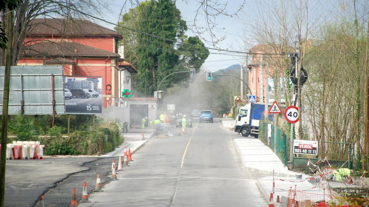 Obras en la AS-379 en Celoriu, este viernes.