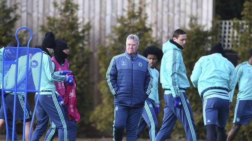 Hiddink, técnico del Chelsea, observa a sus jugadores.