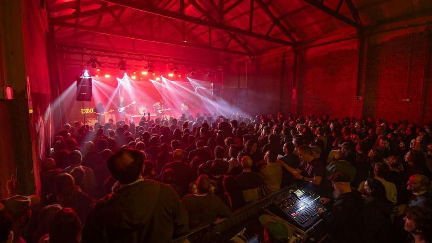La banda de culto neoyorquina &quot;The Pains&quot; vende todo el papel en el Kuivi