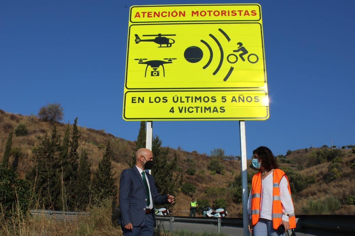 Javier Salas, y la jefa provincial de Tráfico, Aída Vilaret, en la carretera MA-3119 que une Benagalbón y Moclinejo.