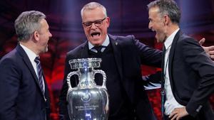 Los seleccionadores de Polonia (Jerzy Brzeczek), Sueca (Jannes Andersson) y España (Luis Enrique Martínez) se carcajean en su encuentro sobre el escenario del sorteo de la Eurocopa.