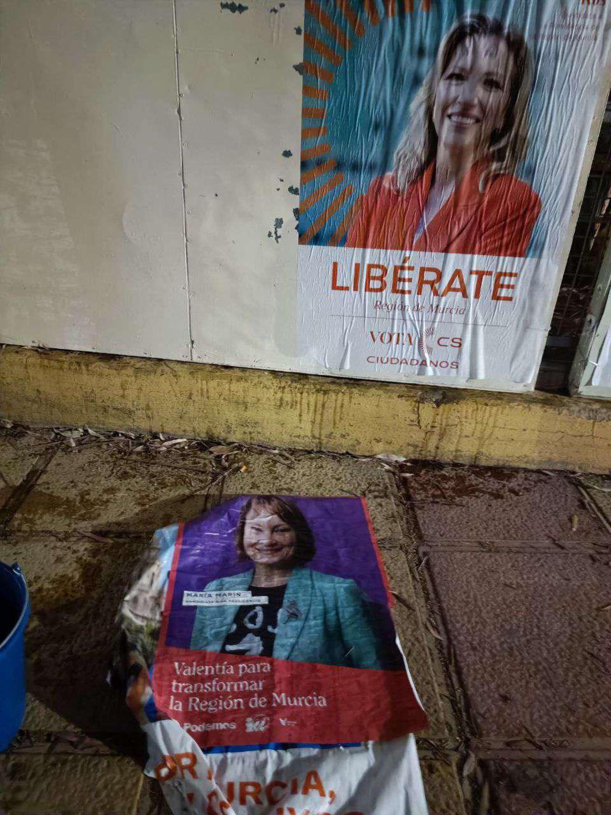 Uno de los carteles de María Marín en Murcia, arrancado.
