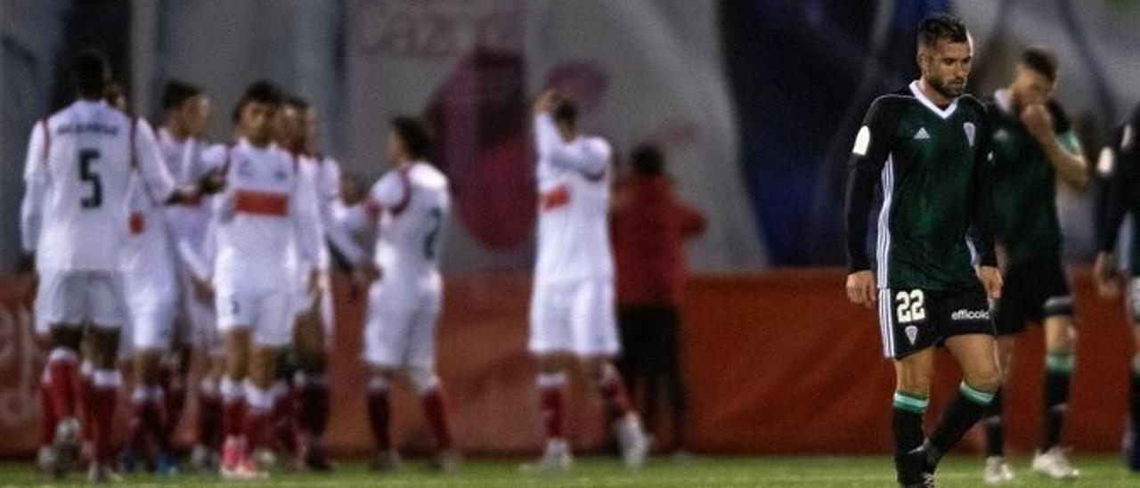 Sebas, en primer plano, en la derrota ante el Sanse en la Copa del Rey en 2019.