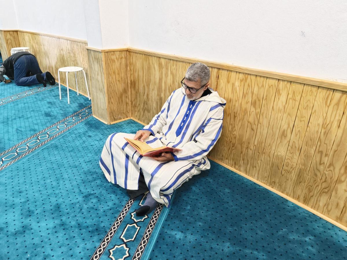 Youssef Jouihri después del rezo del mediodía.